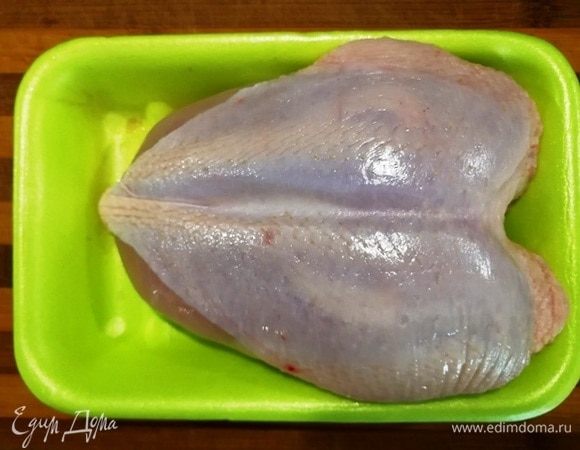 Куриную грудку промыть, разделать на филе.