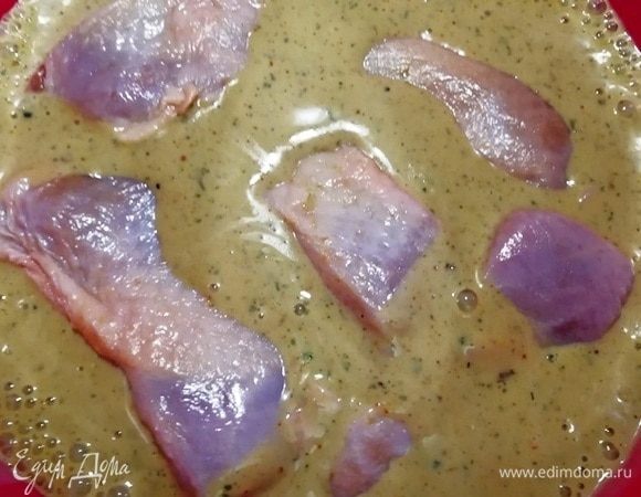 Бедрышки (не разрезая) и куриное филе помещаем в маринад.