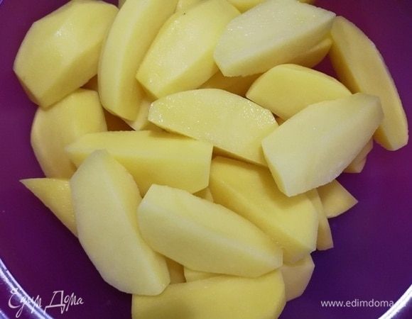 Пока маринуется курица, займемся картошкой по-деревенски. Картофель очистим от кожуры (если молодой картофель, то просто помойте его) и нарежем дольками.