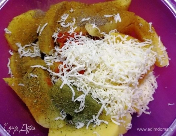 Добавим к картофелю любимые специи, чеснок, сыр, соль и растительное масло.