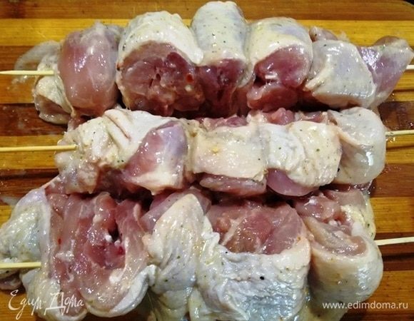 Затем просто разрезаем между шпажками. Получились шашлычки.