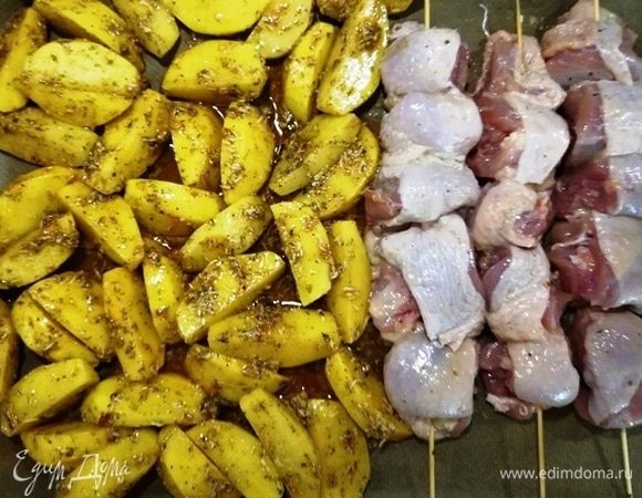 Запекаем куриные шашлычки вместе с картофелем на противне. Температура — 200⁰С, 40 минут.