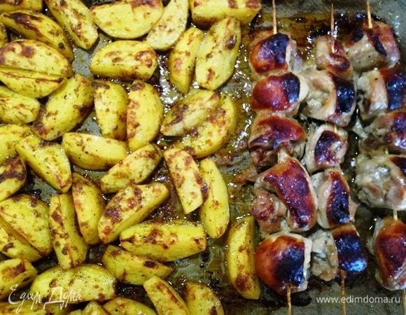 Вынимаем противень из духовки.