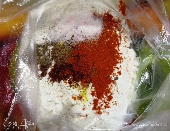 Готовим стрипсы. Смешиваем в полиэтиленовом пакете муку, паприку, соль, карри, черный перец, красный острый перец, сушеный чеснок.