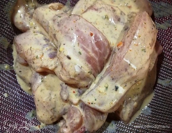 Куриное филе вынимаем из маринада и даем стечь лишней жидкости.