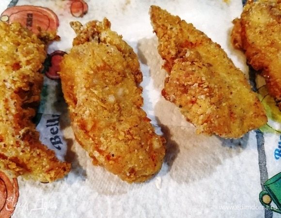 В сотейнике или фритюрнице разогреваем масло на среднем огне. Обжариваем куриное филе около 4 минут до румяной корочки. Вынимаем и выкладываем на бумажное полотенце. Стрипсы готовы.