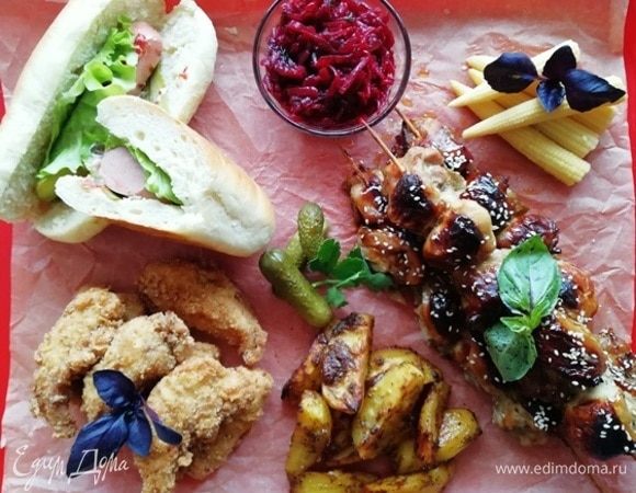 Подаем наши блюда! Гарнируем их маринованной кукурузой, огурчиками, зеленью, салатом из свеклы по-корейски. Подайте любимые соусы.