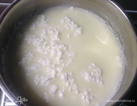 Молоко цельное — идеально. Но это поискать. А вот в сетях по регионам почти всегда можно найти слегка пастеризованное от местных малых молоководческих предприятий. На «слегка» будет указывать срок хранения 5–7 суток. Жирность, на самом деле, любая, 3,5% — в самый раз. Творог тоже от местных производителей. Можно крупнозернистый и так его и в дело, сыр будет более мягким, можно его перемолоть или взять сразу мелкозернистый. Жирность тоже любая. А молоть — я так просто руками мну, и получается тот самый midi — очень славный домашний твердо-мягкий сырок. Про жирность молока и творога все просто — чем они жирней, исходные, тем масла сливочного меньше можно добавлять, чем более пресные, тем маслица побольше. Молоко — в кастрюльку, на сильный огонь, и довели до кипения, как только — сразу на самый маленький огонь и творог закладываем, мешаем хорошенько. Так варим минут 5–10–15, собственно, не варим, томим, мешаем и смотрим пока сыворотка не отделится от всего остального, что есть в молоке:) То есть, «химическая суть» (она, к слову, тут единственная в этом сыре) уже готовый, по сути, сыр-творог, поможет свернуться свежему молоку и дать «на гора» еще творога, и ряд соединений, не будем углубляться. Что и сделает нам сырную массу, с которой потом будем работать.