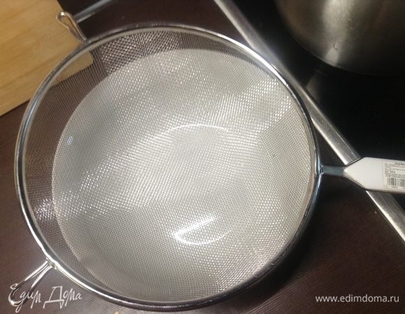 Я использую сито на миске, но, конечно, можно по старинке — в марлю, и пусть весит какое-то время.