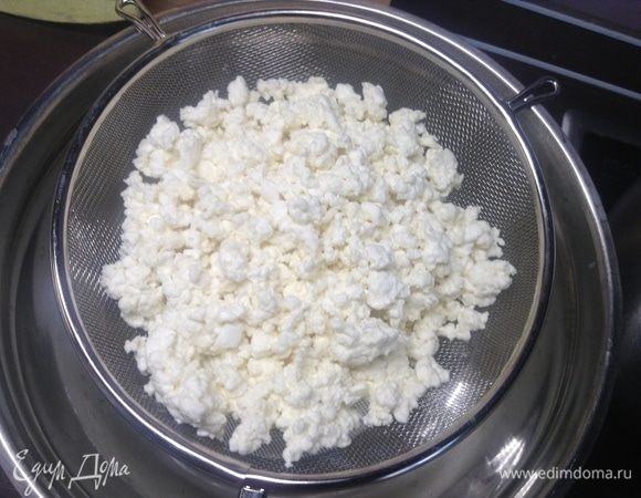Перекладываем в сито сырную массу.