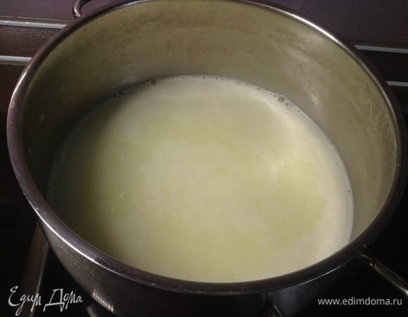 В кастрюльке останется только сыворотка. Она полезна, чтобы потом выпить, если любите. Можно блинчики и оладушки разные. Можно и вылить. А можно в бутылку и в холодильник, как руки дойдут, отличный карамелизированный норвежский сыр приготовить, но это другая сказка:)