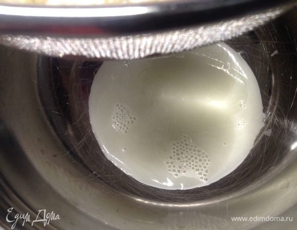 Вот как побежала с массы сырной лишняя жидкость под сито.