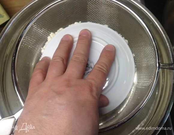 Сверху блюдечком прикрыли.