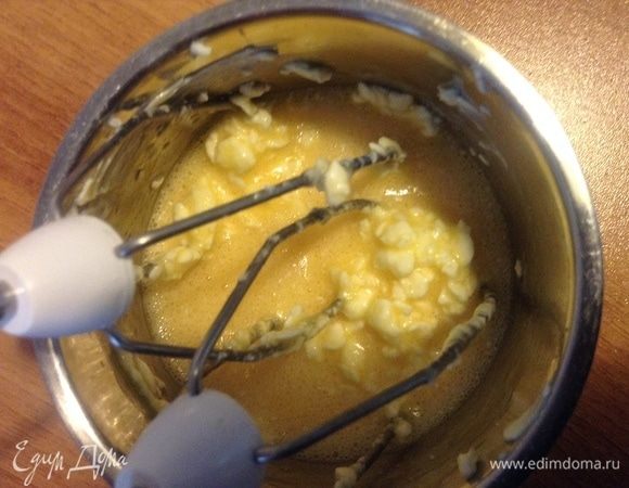 Тем временем готовим «заправку» в основу сырной массы. Масло на кусочки подавили, одно яйцо целое, с двух других только желтки отделили, соль, соду — все в чашку и под миксер — хорошенько-хорошенько смешали-взбили. Вот тут можно и без соды, на самом деле. А еще главный секрет — вот именно тут можно творить и выдумывать вкусы и цвета, на которых товарищей, как известно, нет. И паприку, и зелень сушеную, да миллион вариантов (даже орех измельченный), острое, сладкое, кислое... В данном варианте я не добавлял внутрь ничего, кроме базовых — яйца, масло, соль, сода. Оставил, так сказать, «на посыпку» веселого вида для:) Ну, и для ароматов поверхностных.