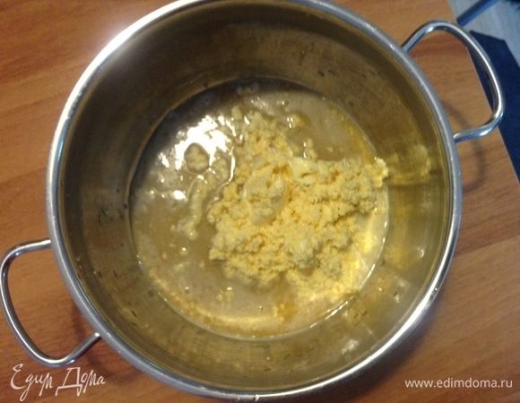 Как все смешали-взбили — в кастрюльку.