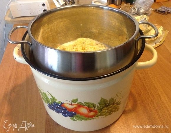 Пристраиваем ее в большую кастрюлю, дабы соорудить водяную баню для нашей сырной массы.