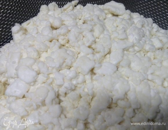 Открываем нашу основу сырную, убеждаемся, что выглядит более чем здорово, обезвожена и обездвижена, представляет из себя единый сгусток здоровья. На это, к слову, уйдет времени от начала провешивания после варки минут 40–60.
