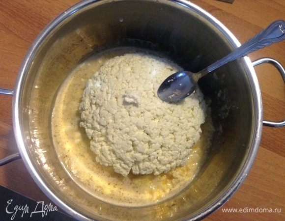 Аккуратно перекладываем в кастрюльку ко взбитому наполнителю.