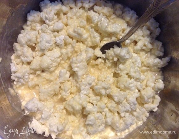 Разбиваем на кусочки. Сперва ложкой.