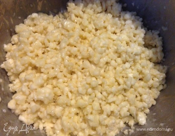 На мой взгляд, опыт, вкус, именно такой вот размер при дальнейших шагах дает сырок именно не твердый, не мягкий, а как надо. Масса сырная готова! Еще разок отмечу, что если ранее при смешивании-взбивке (масло, яйца, соль, сода) добавляли травки, паприку — что_угодно, так в этой готовой массе, конечно же, все и увидите, что добавляли.