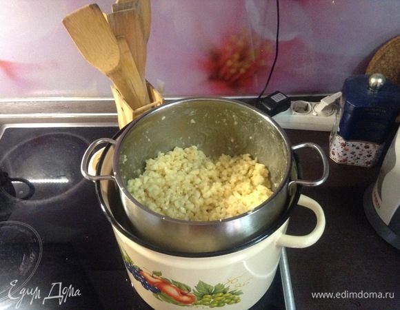 Ставим на водяную баню. Доводим воду в большой кастрюле до кипения, уменьшаем огонь, чтобы кипело слегка. Ну, и колдуем:)