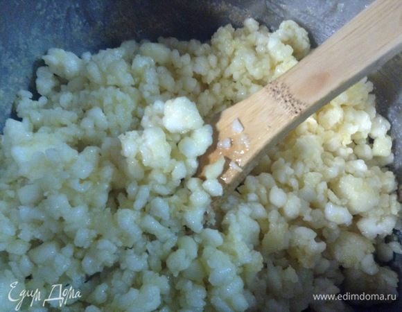 Всматриваемся, ароматы вдыхаем. Нужно сказать, что при таком вот крупно-среднем зерне в сырной массе она так и будет в процессе томления-готовки на водяной бане оставаться рыхлой. Если же все в мелкое-мелкое зерно превратили, то на этом шаге будет масса более плавная и тягучая. Поскольку мы весь этот сыр готовим принципиально без всяких термофильных и прочих бактерий, на мой взгляд, то и нечего мельчить, ибо процесса созревания в химическом смысле (в органическом) как такового у нас и не будет. А будет простое теплое механическое прессование и затем холодное стягивание. Это все в пользу размеров гранул сырной массы нашей, именно такой, как на картинке. Ибо необходимо и достаточно, как математики говорят:)