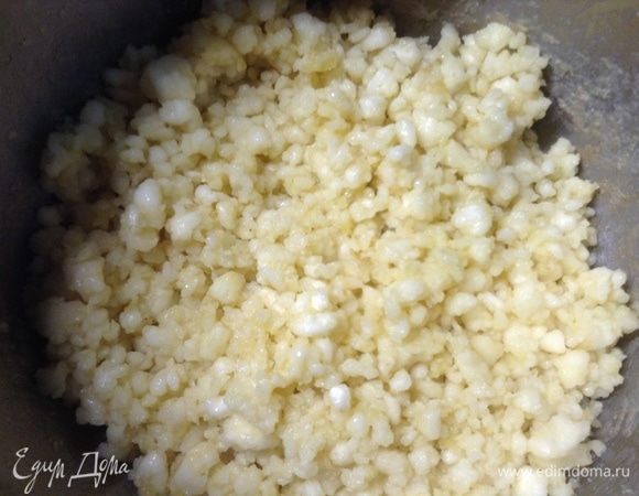 Минут 10–30 этот процесс помешивания идет. Когда готово, выглядит как-то так. К слову, можно уже и в еду, охладив, в салатики или как основу для сырных салатиков (с чесноком, например). Но, мы-то с вами пойдем дальше.