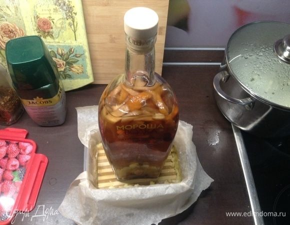 Тут вот, секретик:) Если хотите мягкий сыр и рассыпчатый, груз поставьте совсем легкий. Вот как бутылочка, например, с основой для «Несмеяновки». Но мы-то пойдем дальше и делаем настоящий мягко-твердый сыр!