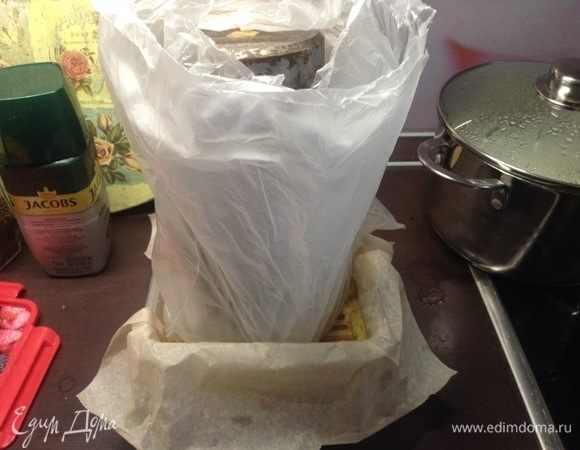 Поэтому обернули в пакеты (для чистоты) груз серьезный (у меня тут цилиндр металлический 8 кг) и прижали, пресс создали сильный.