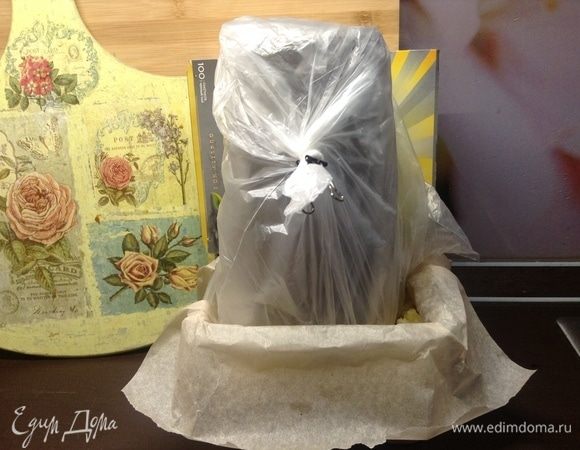 И отставили наш пресс-аппарат с сырной массой под ним в сторонку. Пусть так при комнатной температуре и стоит. Общее время прессования при комнатной температуре — часов 5–6. Каждые 1,5–2 часа разбираем пресс, достаем сырок, сливаем лишнюю жирную жидкость. Моем-сушим пластиковую форму, выстилаем ее новой чистой сухой бумагой пергаментной, сыр переворачиваем и обратно укладываем. Он уже после первого раза будет, как брусок, так что без проблем будет все.