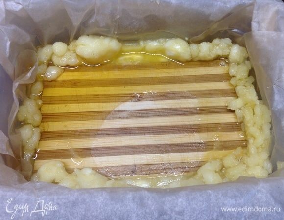 Вот после первых 2-х часов, как груз убрали, вот что видим. Жидкость слили. Перевернули и, постукивая, вытряхиваем на доску разделочную содержимое.