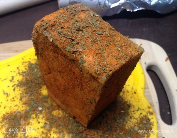 Да и натрем этой прелестью второй кусочек. Для вкуса дополнительного, аромата бесподобного и для вида праздничного.