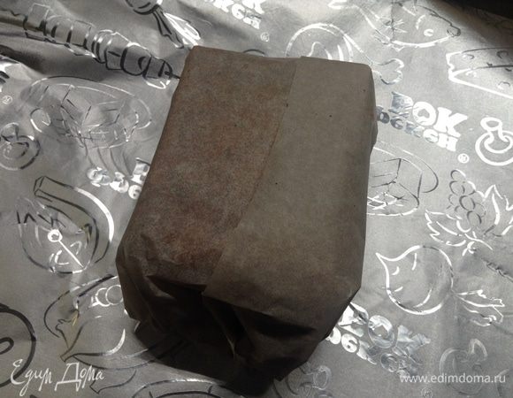 Заворачиваем плотненько. Тут снова оговорюсь, вы испытаете и на этом шаге чувство ни с чем не сравнимое — вроде как где-то в горах, магазинчик у вас свой, и вот заезжий незнакомец приглядел этот сыр, в вашей домашней мастерской произведенный, и вы ему его заворачиваете в шуршащий пергаментный лист. Если кто дойдет до этого шага, прислушайтесь к себе и попробуйте сказать, что это не так.