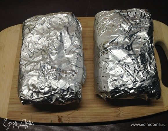 Тоже в фольгу. И оба кусочка в холодильник. С вечера до утра.