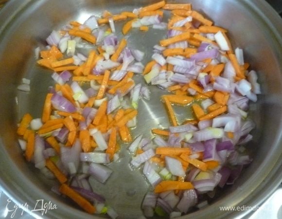 Лук мелко нарезать, морковь нарезать соломкой, шампиньоны — пластинами. В большом сотейнике (или сковороде) разогреть масло, обжарить лук и морковь.