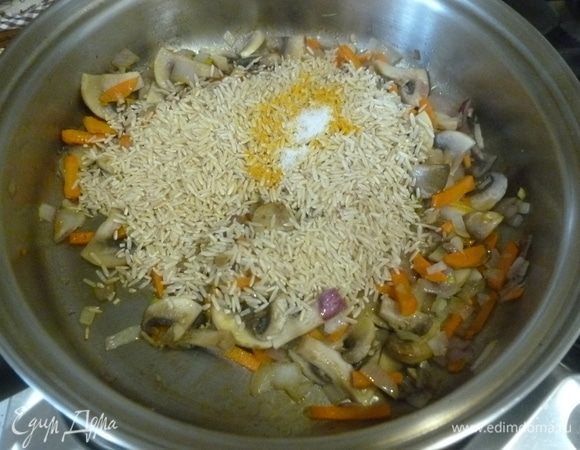 Добавить в сотейник рис Здоровье ТМ «Националь», куркуму. Приправить по вкусу солью и перцем.