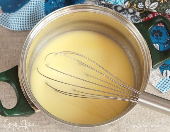 Сливки (250 мл) слегка нагреть. Жирность сливок — по вашему желанию, но чем жирней, тем калорийней пирог. В емкости, в которой будет происходить замес теста, смешать сахарный песок (3 ст. л.), соль (0,5 ч. л.), ванилин (1 г), добавить сливочное масло (50 грамм) и залить горячими сливками. Перемешать до растворения всех ингредиентов. Остудить до комфортной для дрожжей температуры.