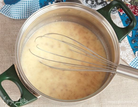 Добавить яйцо куриное (1 шт.) и слегка взбить венчиком до однородности. Распустить в полученной смеси сухие дрожжи (1 ч. л.).