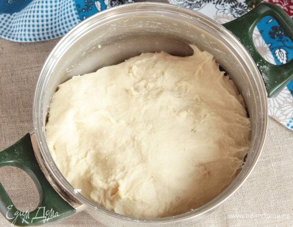 Добавить в жидкую смесь сначала половину объема муки пшеничной, предварительно просеянной, а затем подмешивать небольшими порциями. Муки может потребоваться (450–600 грамм) чуть меньше или чуть больше. Это во многом зависит от клейковины муки, влажности, географии и других факторов. Замесить эластичное, гладкое и очень нежное тесто, отстающее от стенок емкости и не липнущее к рукам.