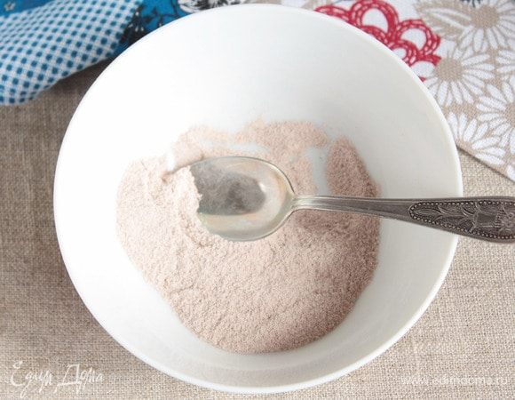 Для формования пирога необходимо смешать в однородную смесь молотую корицу (10 г), сахарную пудру (2 ст. л.) и какао-порошок (2 ст. л.).