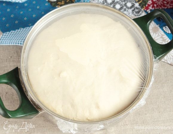 Емкость накрыть пищевой пленкой и оставить в теплом месте для увеличения объема теста раза в два на 1,5–2 часа.