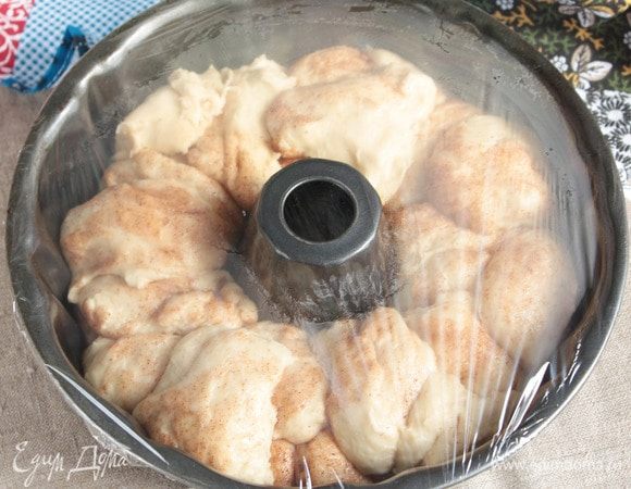 Накрыть форму пищевой пленкой и оставить в теплом месте для расстойки минут на 30, максимум — 1 час. Выпекать до красивой румяной корочки и сухой лучины в предварительно разогретой духовке до 190°C. Ориентируйтесь, пожалуйста, по своей духовке. В своей духовке я выпекаю 25 минут с нижним тэном и 5 минут с нижним и верхним одновременно.