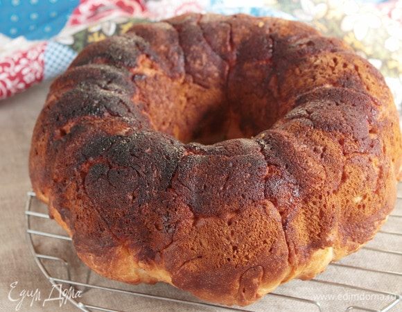 Готовый пирог остудить сначала в форме, а потом еще некоторое время на решетке. У остывшего пирога мраморность проявляется четче.