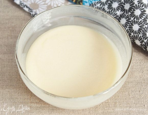 Сварить глазурь удобным для вас способом: на плите в сотейнике или в микроволновой печи. Я люблю в микроволновой печи. Смешать крахмал кукурузный или картофельный (3 ст. л.), сахарную пудру (1 ст. л.) и сгущенное молоко (4 ст. л.). Проварить до загустения. В микроволновой печи на максимальной мощности (у меня 800 Вт) 1,5–2 минуты. Но! Необходимо перемешивать при каждой «попытке к бегству» (не отходите далеко!). Готовую глазурь, помешивая, остудить.