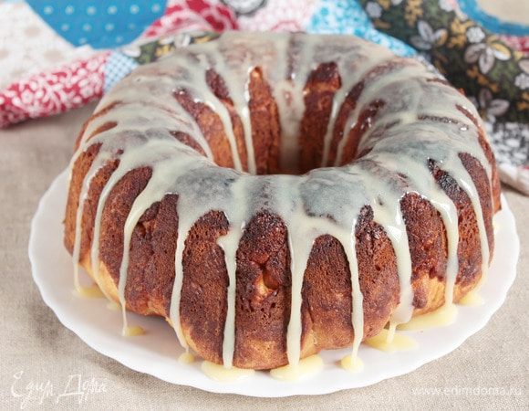 Остывшей глазурью полить пирог и пригласить всех к столу на чай или кофе.