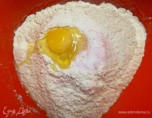 Готовим тесто. В миску насыпаем муку, соль, разбиваем яйцо и перемешиваем.