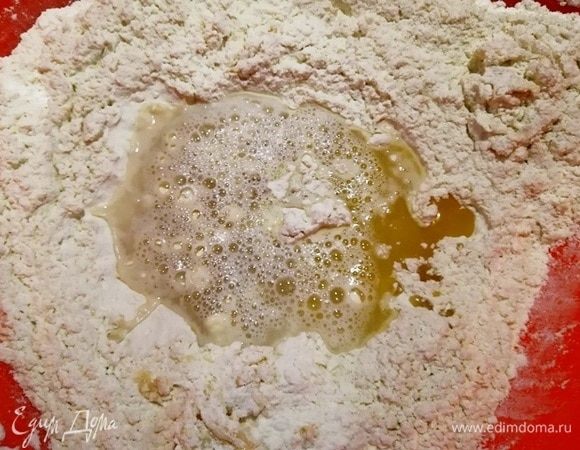 Добавляем к мучной смеси стакан воды и ложку масла.