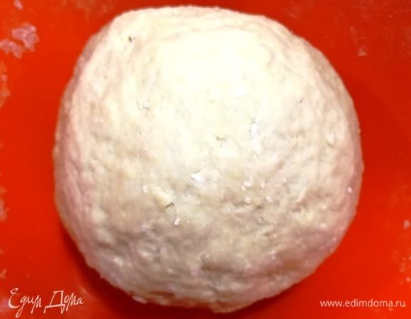 Замешиваем тесто. Накрываем его, пусть отдохнет, пока мы готовим начинку.