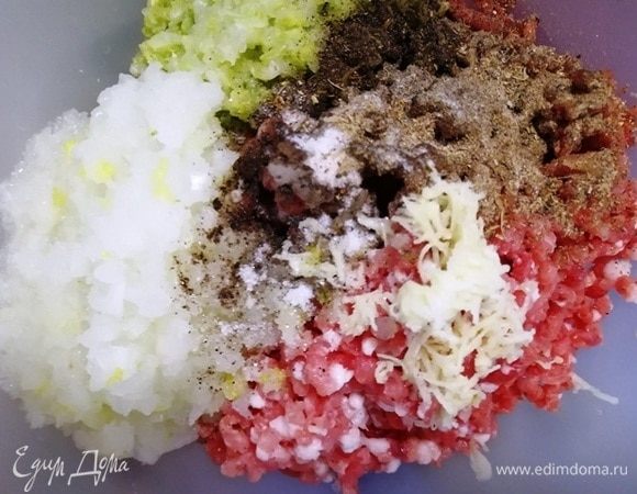 Прокручиваем на мясорубке с крупной решеткой свинину, пекинскую капусту, лук. Добавляем натертый чеснок, специи по вкусу. Я обязательно в фарш добавляю щепотку сахара, он усиливает вкус специй и аромат мяса.