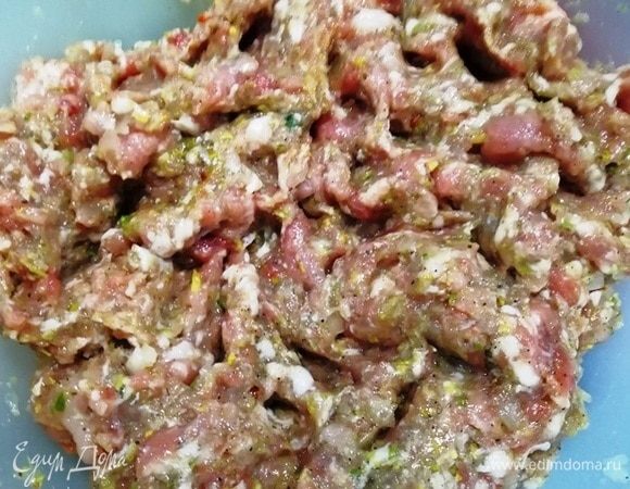 Фарш из-за добавления в него пекинской капусты получается невероятно сочным.